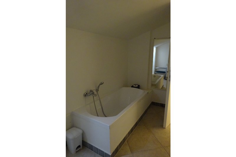 Bathroom 2 floor with bathtub