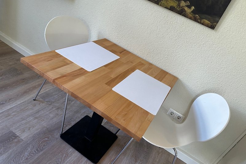 Holzdecke, Tisch, Metallflügel - einzigartige Raumgestaltung.