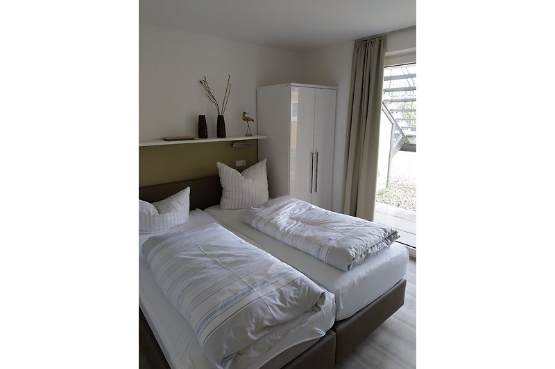 Schlafzimmer mit bequemem Doppelbett
