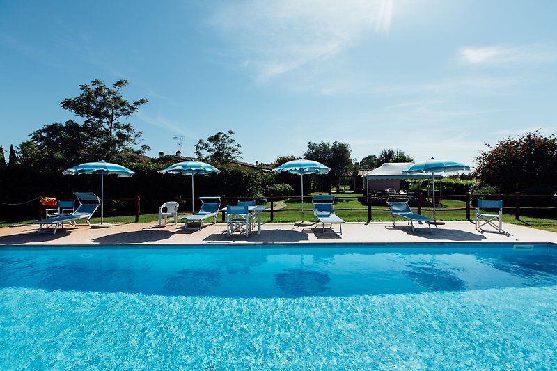 piscina con solarium