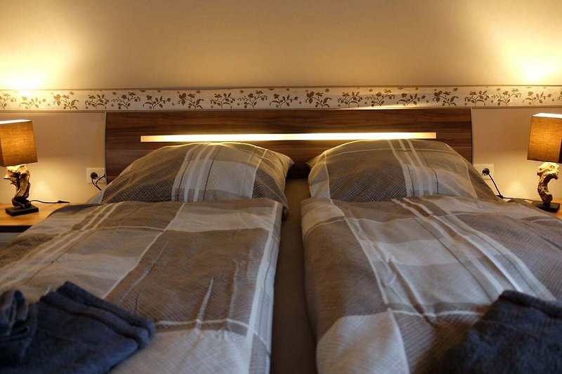 Schlafzimmer mit großem Bett und stilvoller Beleuchtung