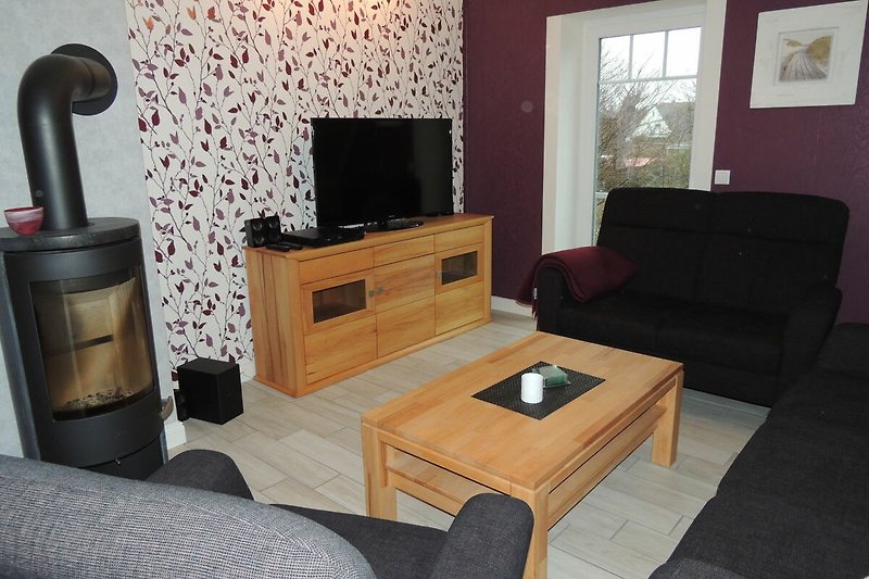 Modernes Wohnzimmer mit Holzmöbeln, Fernseher und Kamin