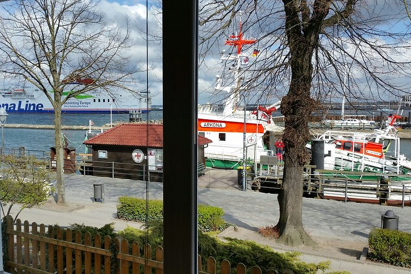 Wasser, Boot, Stadt und Flagge am Ufer.