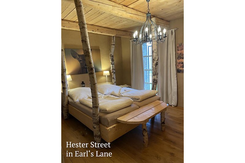 Gemütliches Schlafzimmer mit Himmelbett und Holzmöbeln - Geheimtipp Unterkunft im Harz