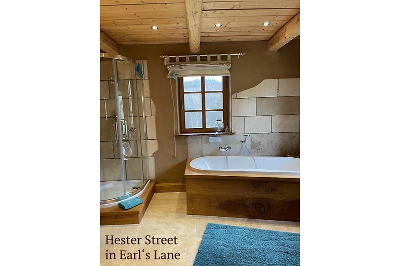 Modernes Badezimmer mit Badewanne, Fenster und Dusche -  Geheimtipp Unterkunft im Harz
