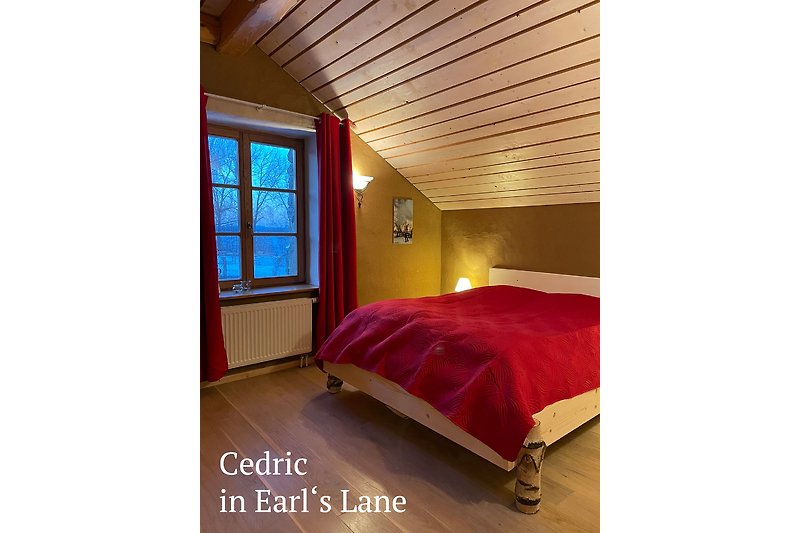 Schlafzimmer mit Holzmöbeln, gemütlicher Beleuchtung, Doppelbett und Lehmputz - Geheimtipp Ferienwohnung im Harz