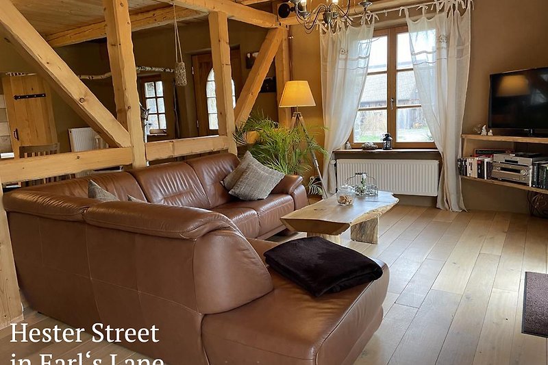 Wohnzimmer mit Holzmöbeln, Pflanzen und Fenster - Modernes Ambiente.