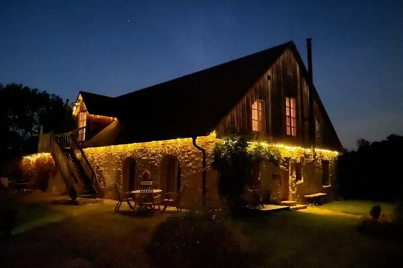 abendlich beleuchtetesNaturstein Cottage in Earl's Lane - Außergewöhnliche Ferienwohnungen im Harz