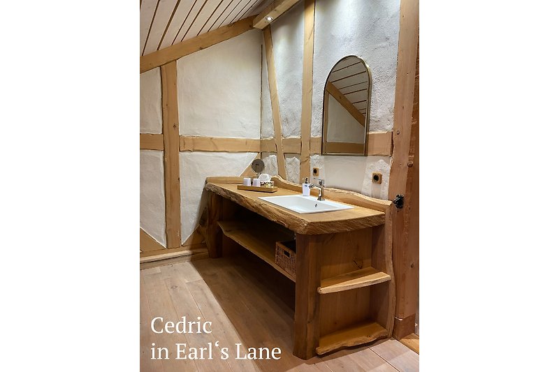 Modernes helles Badezimmer mit Eichenholz Waschtisch und Lehm-Fachwerk