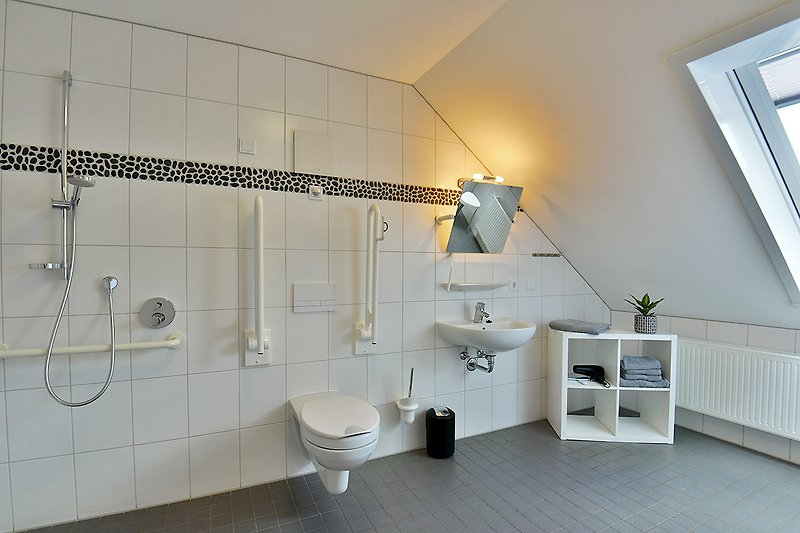 Modernes Badezimmer mit Dusche, Pflanze und Lampen.