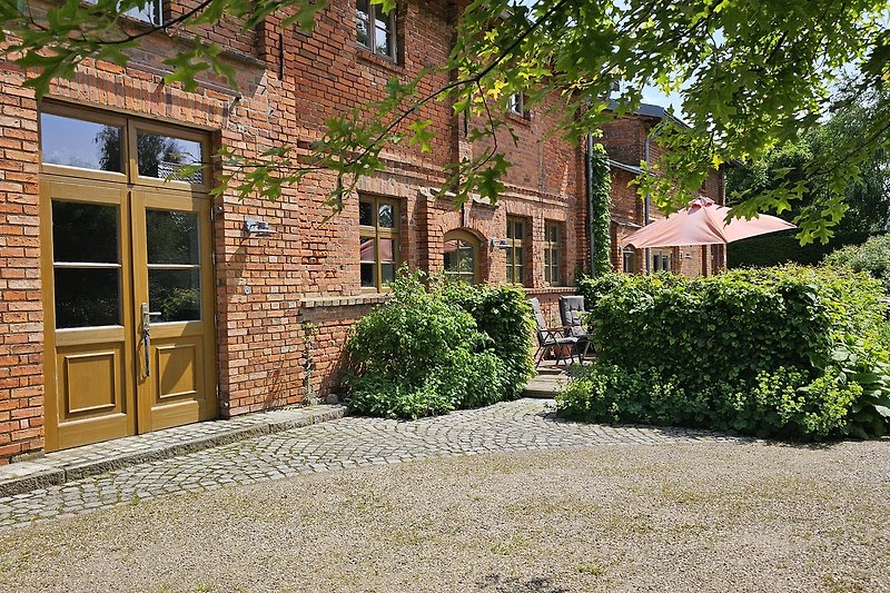 Historisches Haus mit gepflegtem Garten und einladender Terrasse