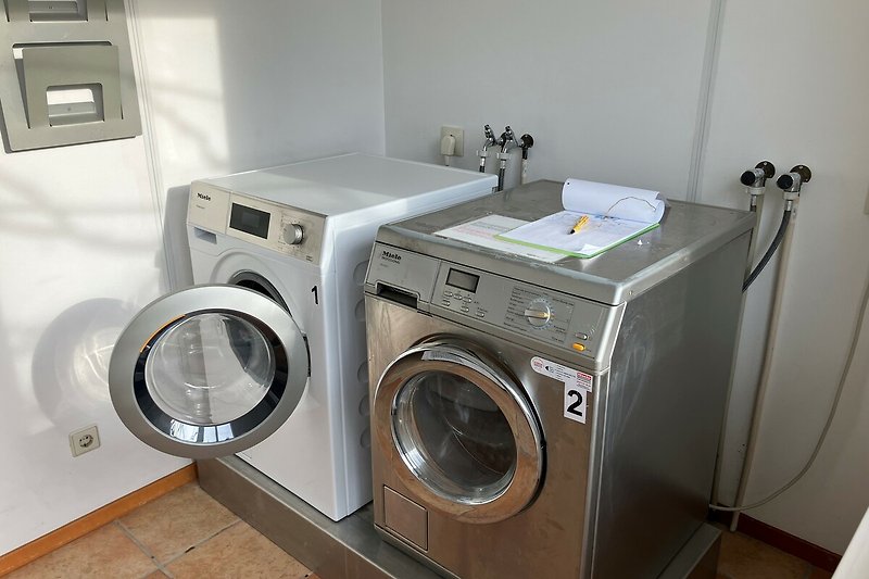 Moderne Waschküche mit Trockner und Waschmaschine.