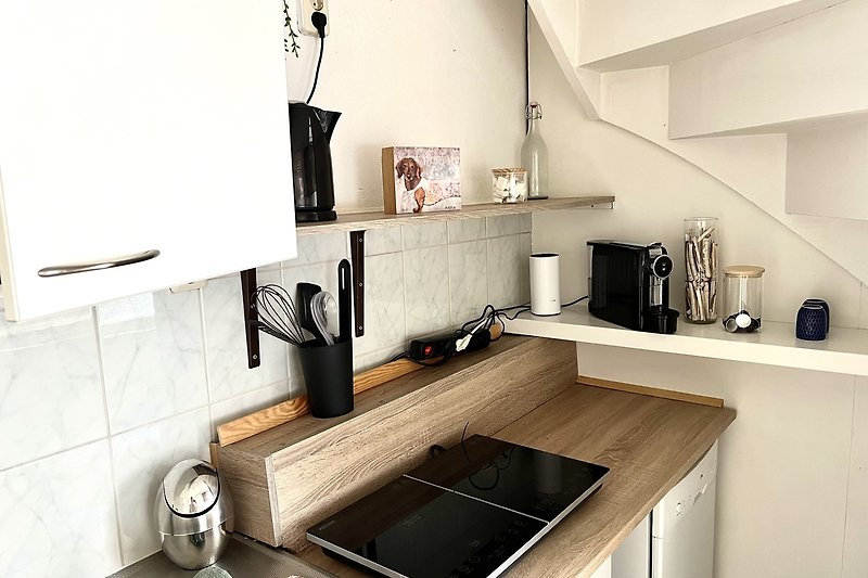 Moderne Küche mit Gasofen, Schränken und Spüle.