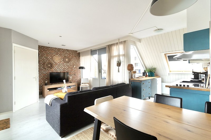 Dit grote appartement bestaat uit 2 appartementen die aan elkaar gelegen zijn. Dit is de woonkamer van 1 appartement.