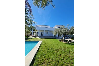 Ferienwohnung in neuer Villa mit Pool