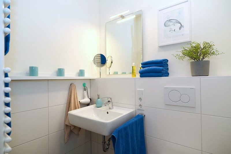 Modernes Badezimmer mit blauen Akzenten.