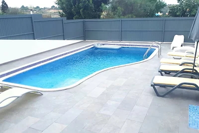 Marina Vila Apartment with Pool