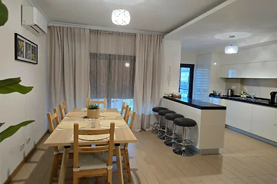 Rocha Prime Center Garage Flat