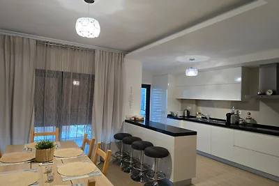 Rocha Prime Center Garage Flat