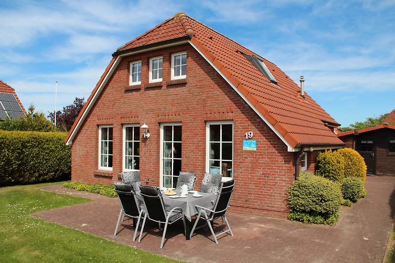 Charmantes Landhaus mit Garten, Möbeln und schöner Aussicht.