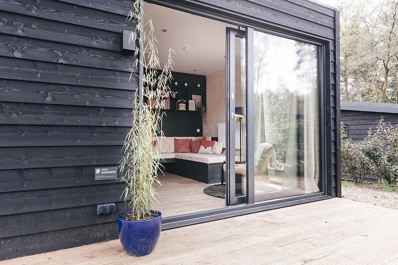 Tiny House Onyx con un giardino tranquillo e isolato nel cuore della Veluwe, perfetto per escursioni a piedi e in bici.