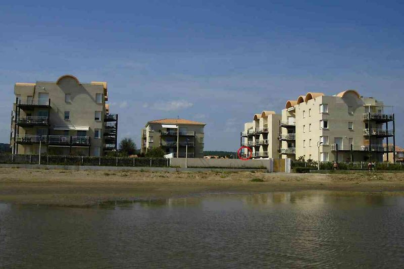 Blick vom Plage du Grazel auf die Ferienwohnung