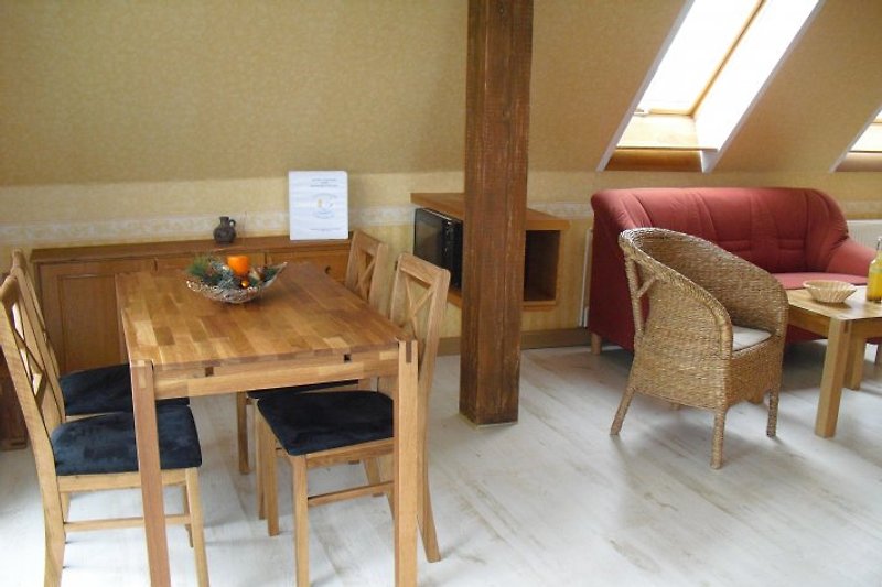 Heller Wohn-u. Essbereich, große Fensterfront mit Naturblick, Tisch erweiterbar bis 6P.