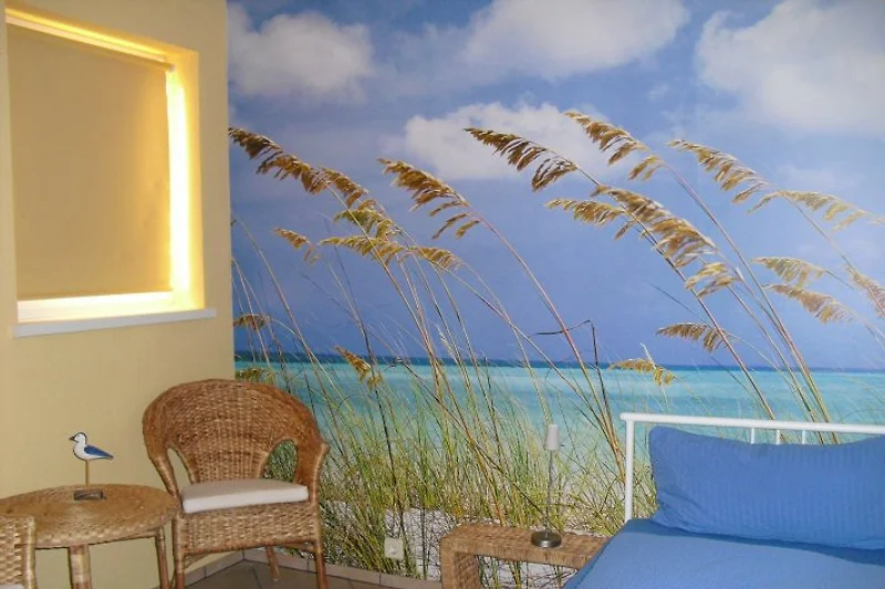 1. Slaapkamer op de begane grond met comfortabele hotelbedden (nieuw) als eenpersoons- of tweepersoonsbed.