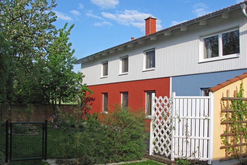 Gartenansicht zum blauen Haus