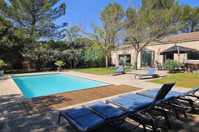 Moderne Ferienwohnung mit Pool, Gartenmöbeln und herrlichem Ausblick.