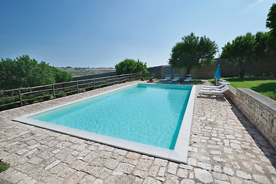 Scifazzo,typique villa avec piscine