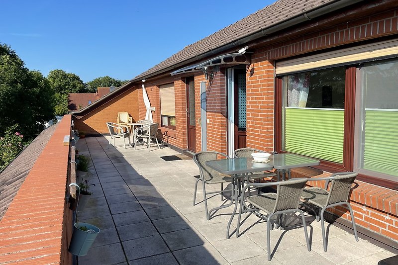 Große sonnige Dachterrasse. Nutzbar mit Gästen der zweiten Wohnung