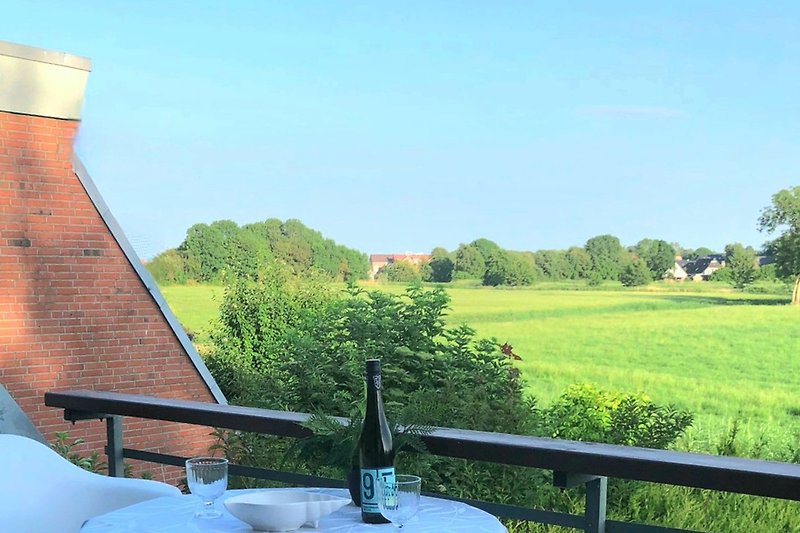 Entspannen Sie auf dem Balkon und genießen Sie den Ausblick