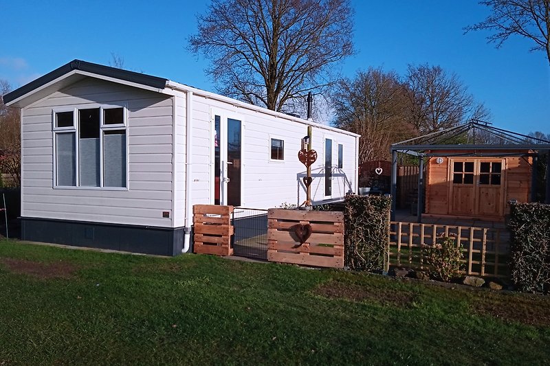 Gemütliches Tiny House mit eingezäuntem Grundstück und Gartenhaus zum verweilen.