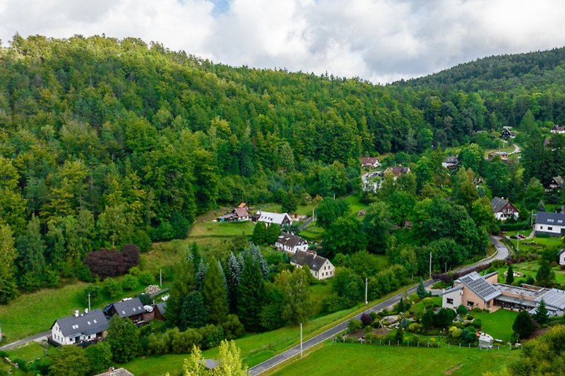 Bergdorf mit Pension und Umgebung.