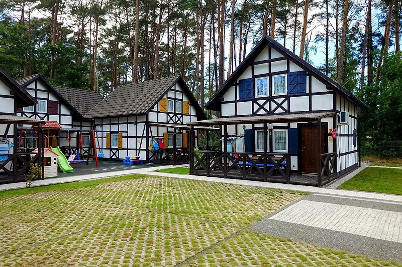 Schönes Anwesen mit gepflegtem Garten, Bäumen und moderner Fassade.