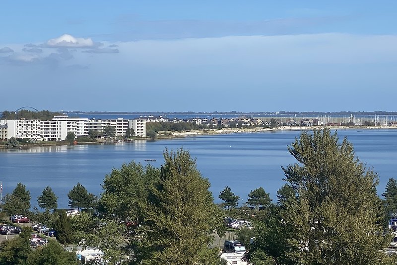 Wunderschöne Aussicht auf den Binnensee, Ostsee bis zur Fehmarnsundbrücke vom Balkon.