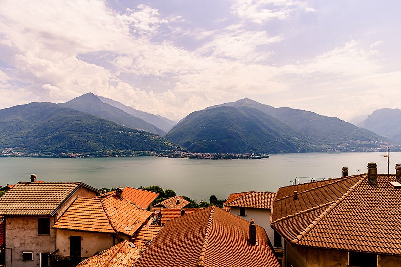 Bergblick am See mit malerischer Landschaft und ruhigem Wasser.