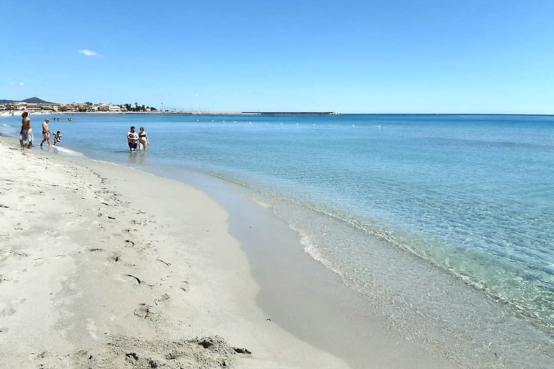 Traumhafte Küste mit klarem Wasser und Feinsandstrand.