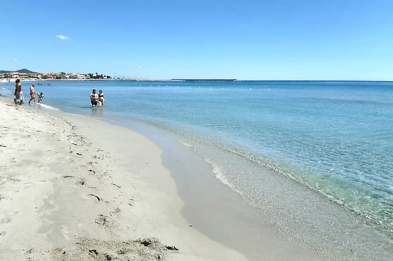 Traumhafte Küste mit klarem Wasser und Feinsandstrand.