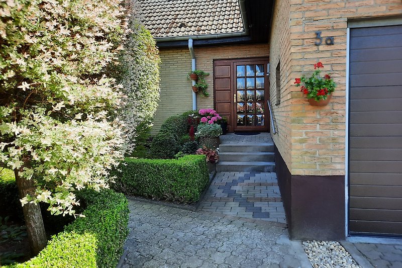 Eigener Eingangsbereich, Blick vom Carport