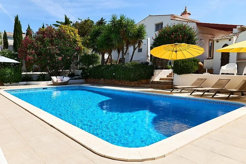 Pool, Palmen, Sonnenschirme und Liegen für entspannte Urlaubstage