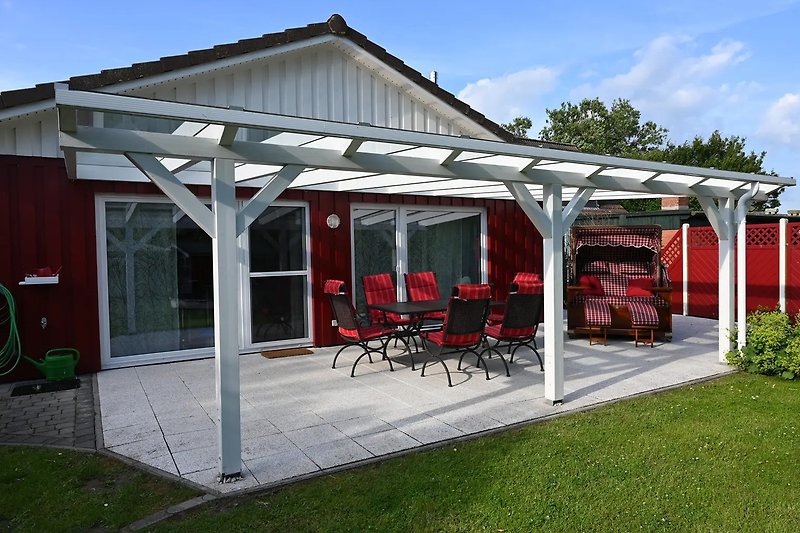 Überdachte private Terrasse mit Strandkorb