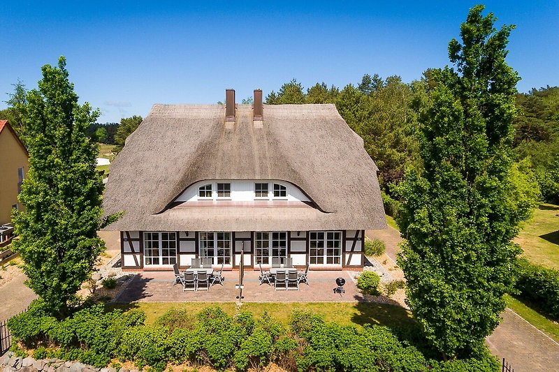 Charmantes Landhaus mit Reetdach, Garten und historischem Flair.