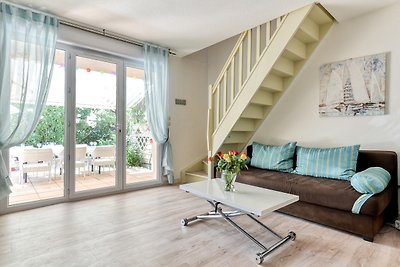 2 Schlafzimmer Wohnung mit Sonnenloggia, traumhafter Blick aufs Meer direkt am Strand, Anlage mit Pool, WI-FI kostenlos, Parkplatz