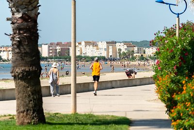 2 Schlafzimmer Wohnung mit Sonnenloggia, traumhafter Blick aufs Meer direkt am Strand, Anlage mit Pool, WI-FI kostenlos, Parkplatz