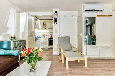 2 Schlafzimmer Wohnung mit Sonnenloggia, traumhafter Blick aufs Meer direkt am Strand, Anlage mit Pool, WI-FI kostenlos, Parkplatz