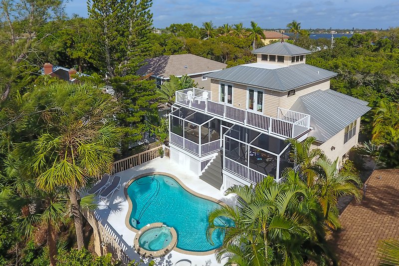 Villa mit Pool (Waterview), Palmen und tropischem Garten.