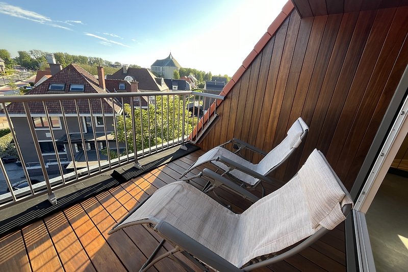 Gemütliches Holzhaus mit großen Fenstern und schöner Landschaft.