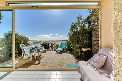 Ferienohnung mit Sonnenterrasse, traumhafter Blick aufs Meer direkt am Strand, bis 4 Pers., Anlage mit Pool, WI-FI kostenlos, Parkplatz